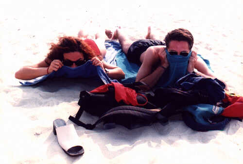 Alba e la Stefy in incognito su una spiaggia vips